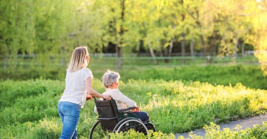 Why Natural Landscapes Matter: Choosing A Dementia Care Community 3 Seniors In Memory Care Community